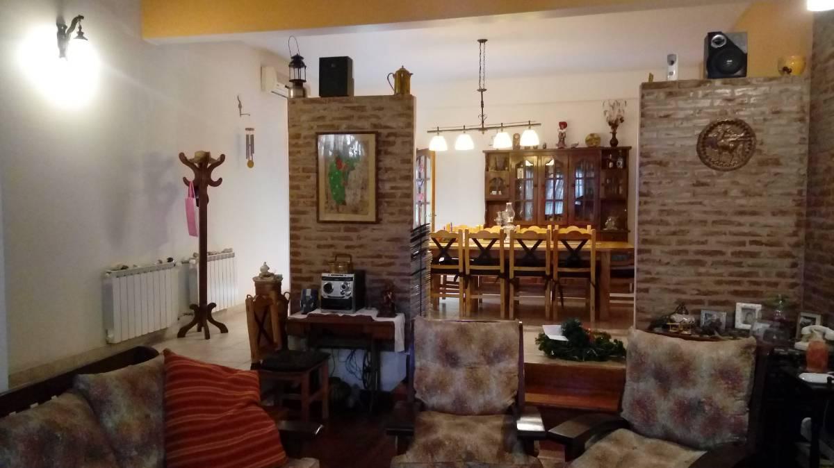 HERMOSO CHALET DE DOS PLANTAS EN IMPECABLE ESTADO