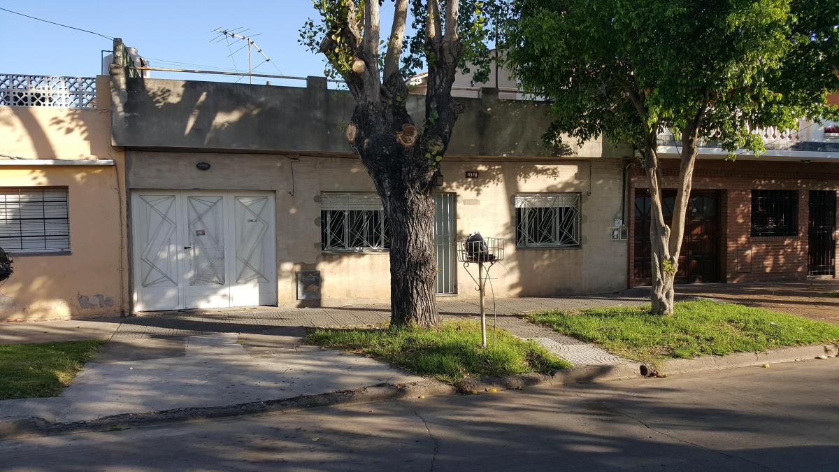 CASA DE TRES AMBIENTES CON COCHERA CON BUEN POTENCIAL EN BUENA UBICACIÓN
