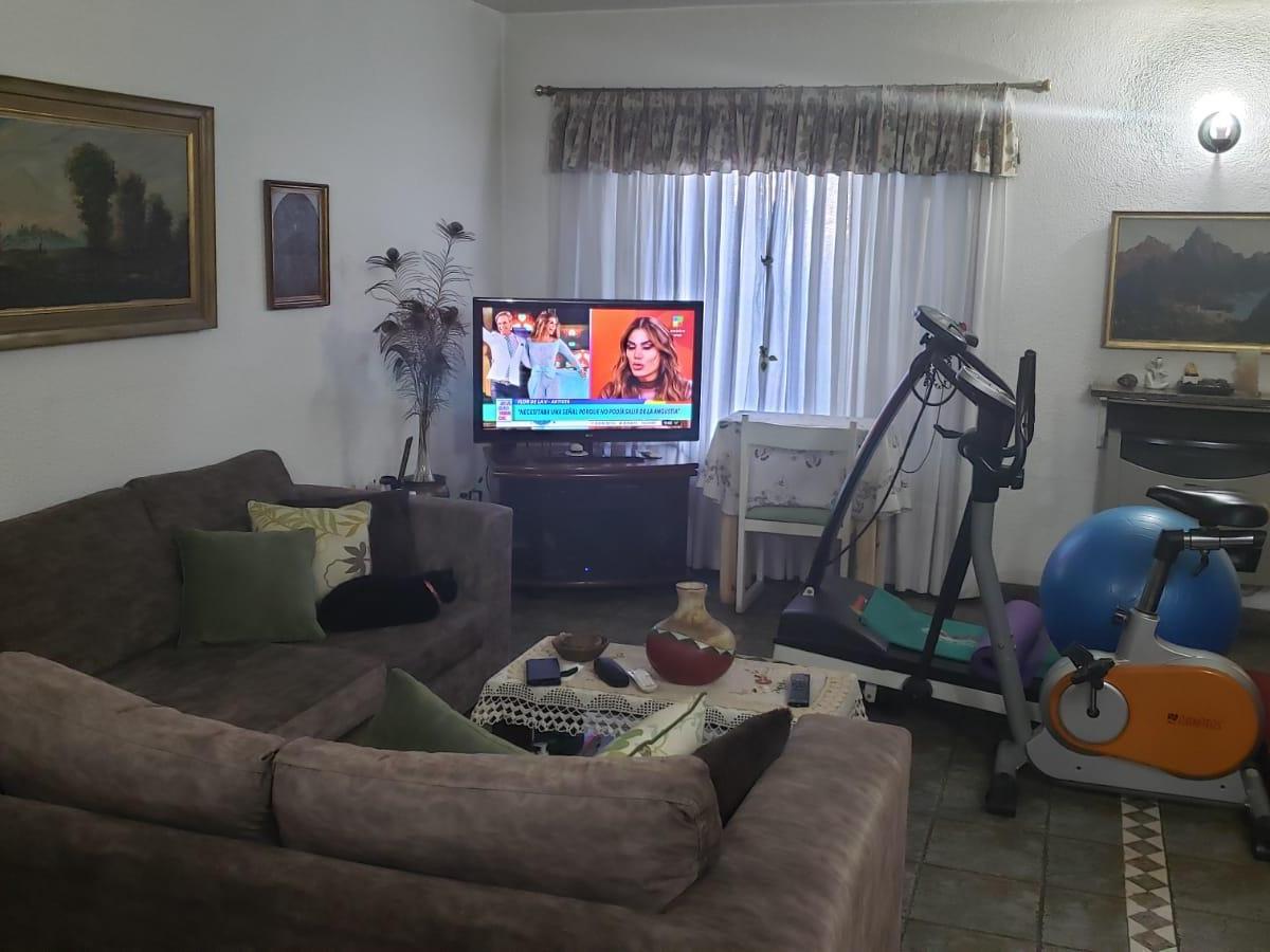 Hermoso Chalet en Dos Plantas con Fondo y Pileta 3