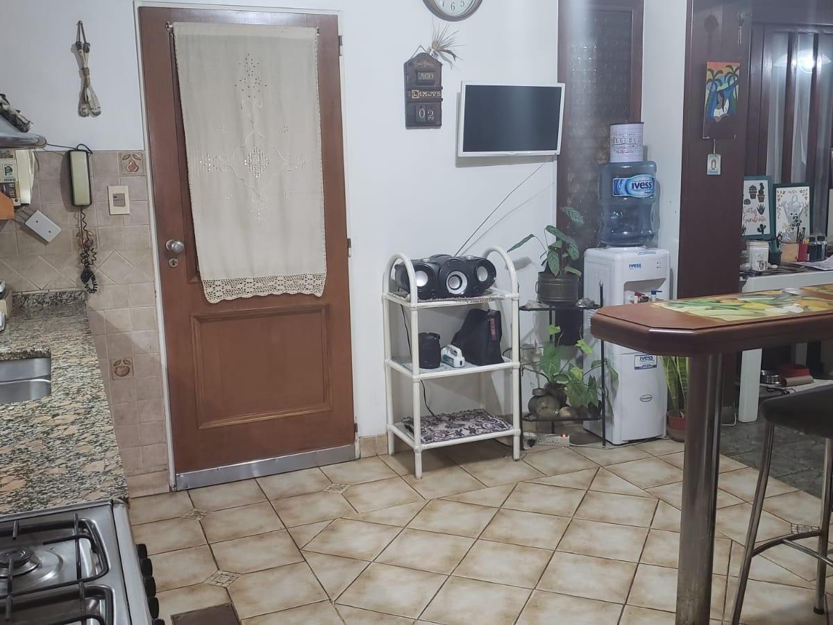 Hermoso Chalet en Dos Plantas con Fondo y Pileta 1