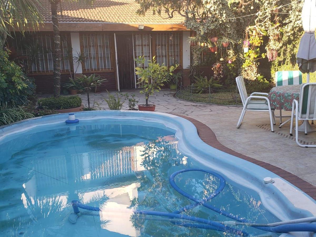 Hermoso Chalet en Dos Plantas con Fondo y Pileta 5