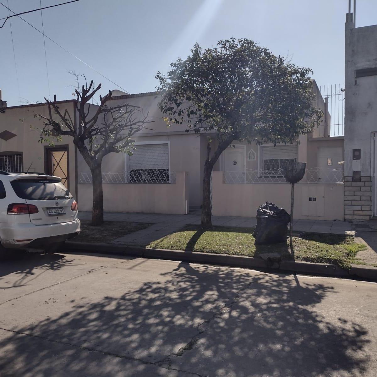 CASA AMERICANA DE TRES AMBIENTES EN BUEN ESTADO CON TERRENO LIBRE