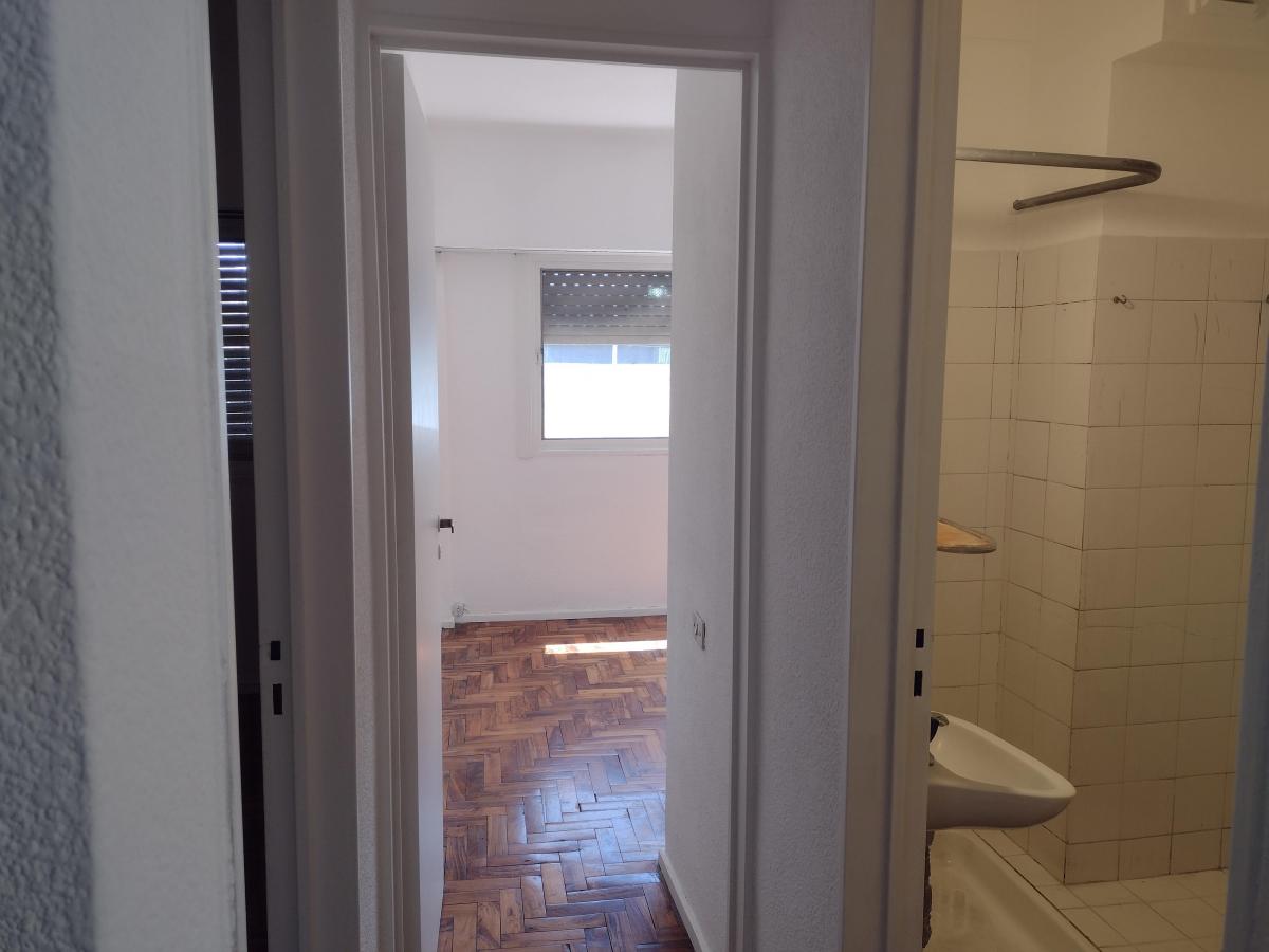 DEPARTAMENTO DE TRES AMBIENTES EN MUY BUENA UBICACIÓN. BAJAS EXPENSAS