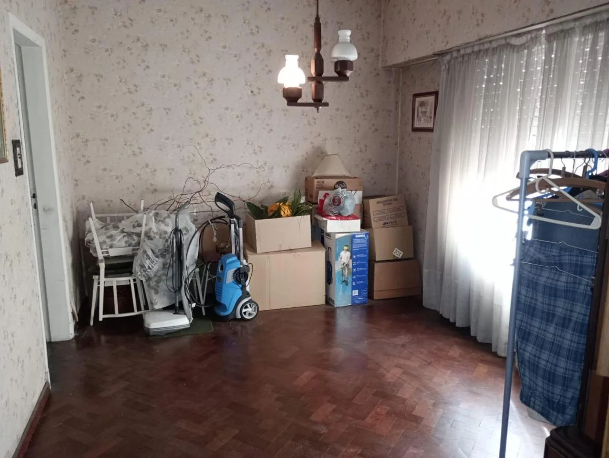 OPORTUNIDAD! AMPLIA CASA DE TRES PLANTAS APTA DOS FAMILIAS
