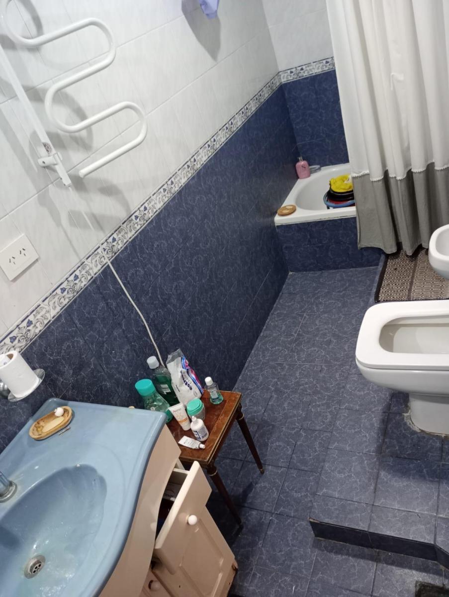 DEPARTAMENTO DE CUATRO DORMITORIOS Y AMPLIO PATIO EN EXCELENTE UBICACIÓN