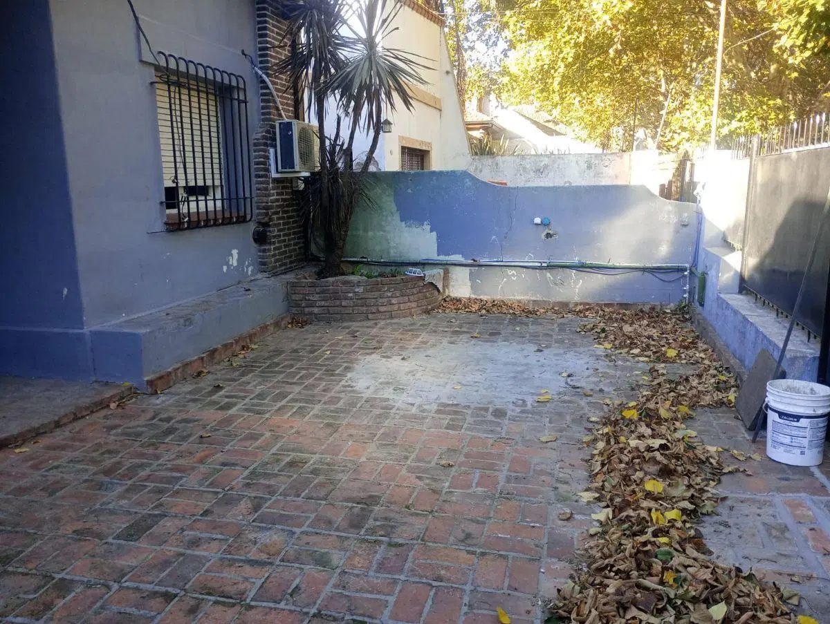AMPLIA CASA MÁS DEPARTAMENTO CON FONDO Y PILETA. EXCELENTE ZONA. APTO VARIOS USOS 2