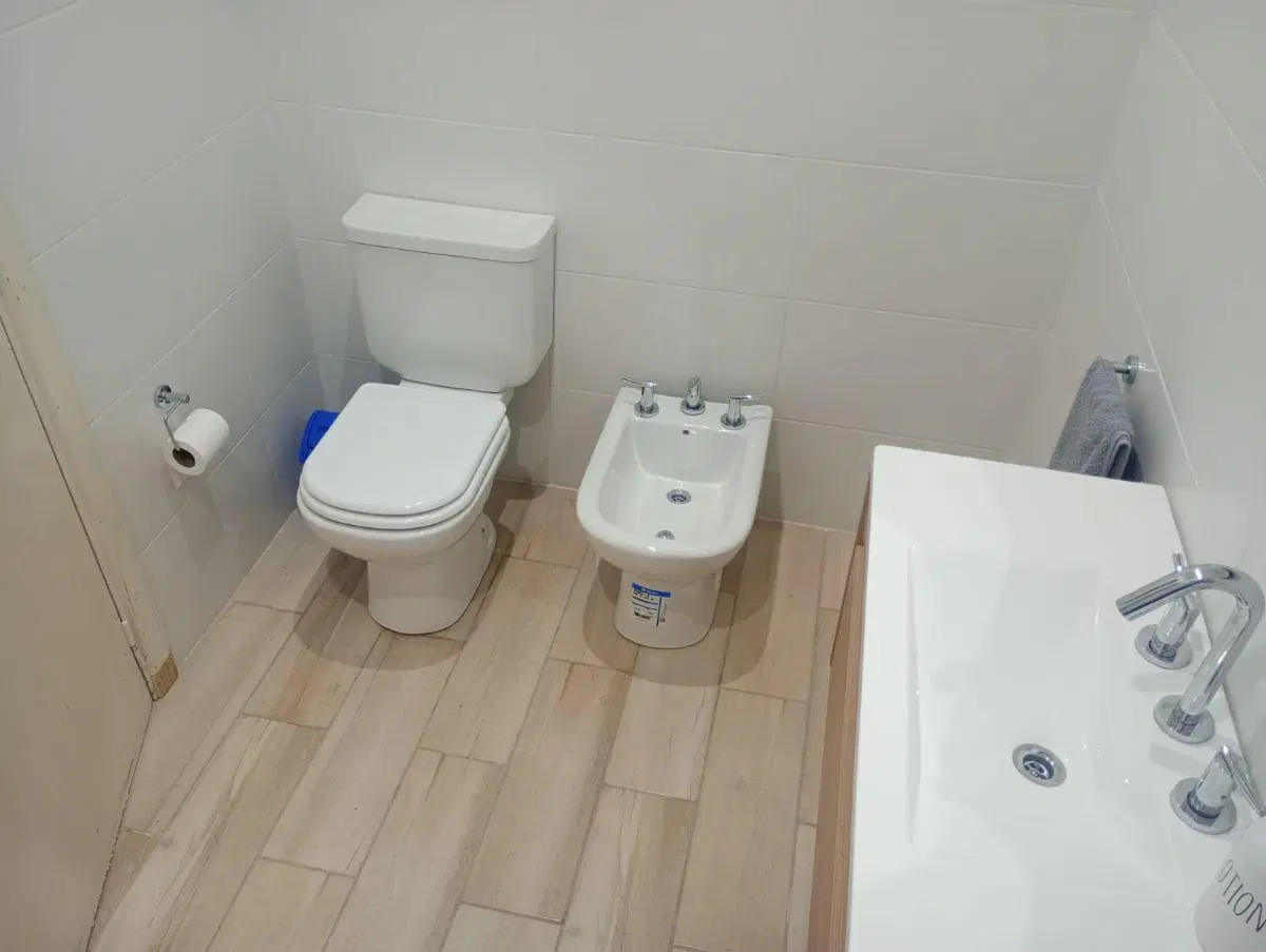 CÓMODA CASA AL FRENTE EN EXCELENTE UBICACIÓN 2