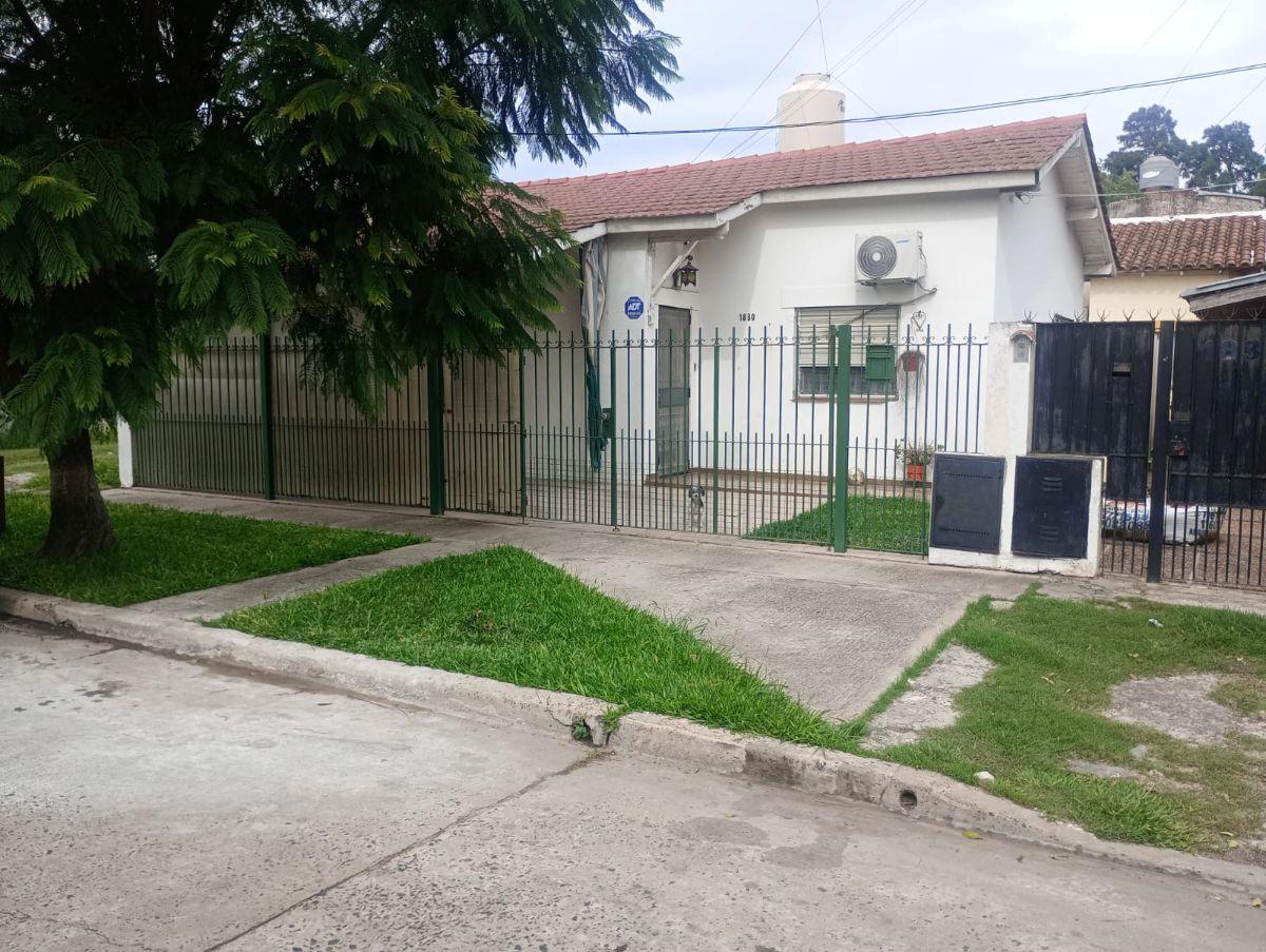 CÓMODA CASA AL FRENTE EN EXCELENTE UBICACIÓN