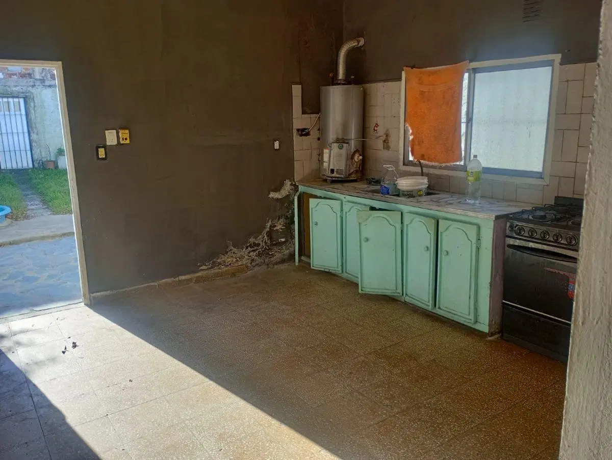 CASA CON BUEN POTENCIAL EN AMPLIO LOTE 5