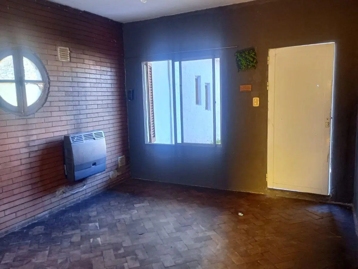 CASA CON BUEN POTENCIAL EN AMPLIO LOTE 4