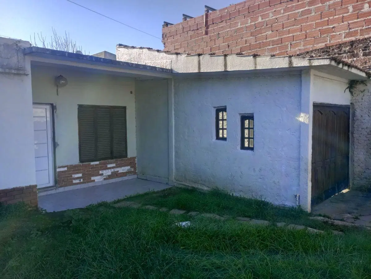 CASA CON BUEN POTENCIAL EN AMPLIO LOTE 2