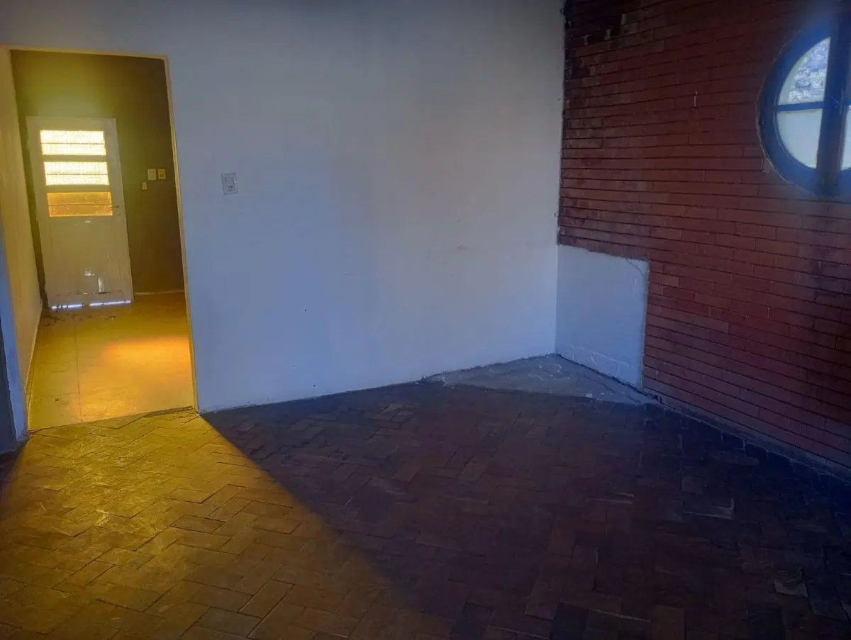 CASA CON BUEN POTENCIAL EN AMPLIO LOTE 1