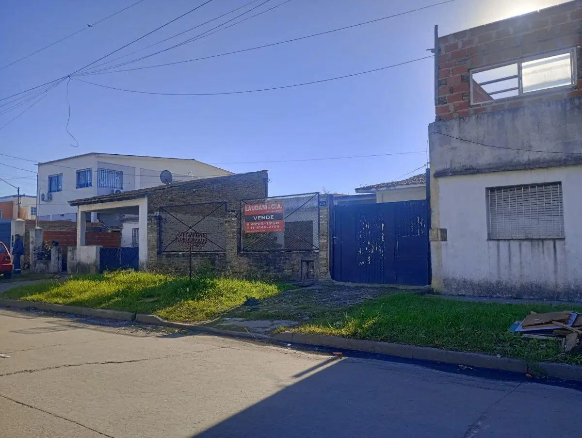 CASA CON BUEN POTENCIAL EN AMPLIO LOTE 3