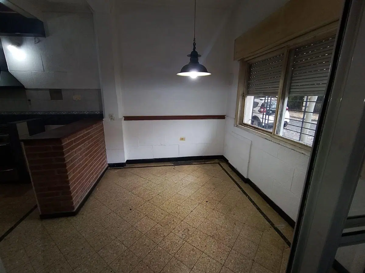 CASA DE TRES DORMITORIOS EN EXCELENTE UBICACIÓN RESIDENCIAL 4