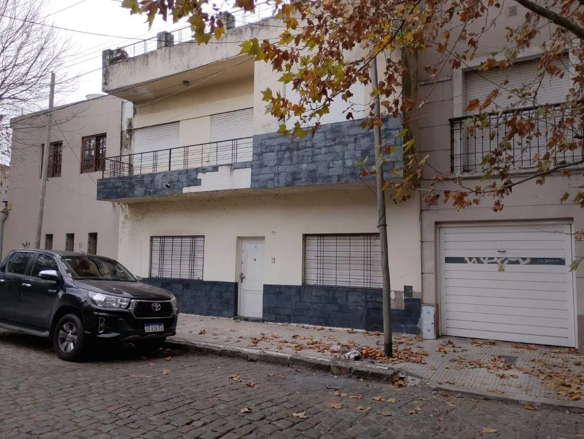 CASA DE TRES DORMITORIOS EN EXCELENTE UBICACIÓN RESIDENCIAL 2