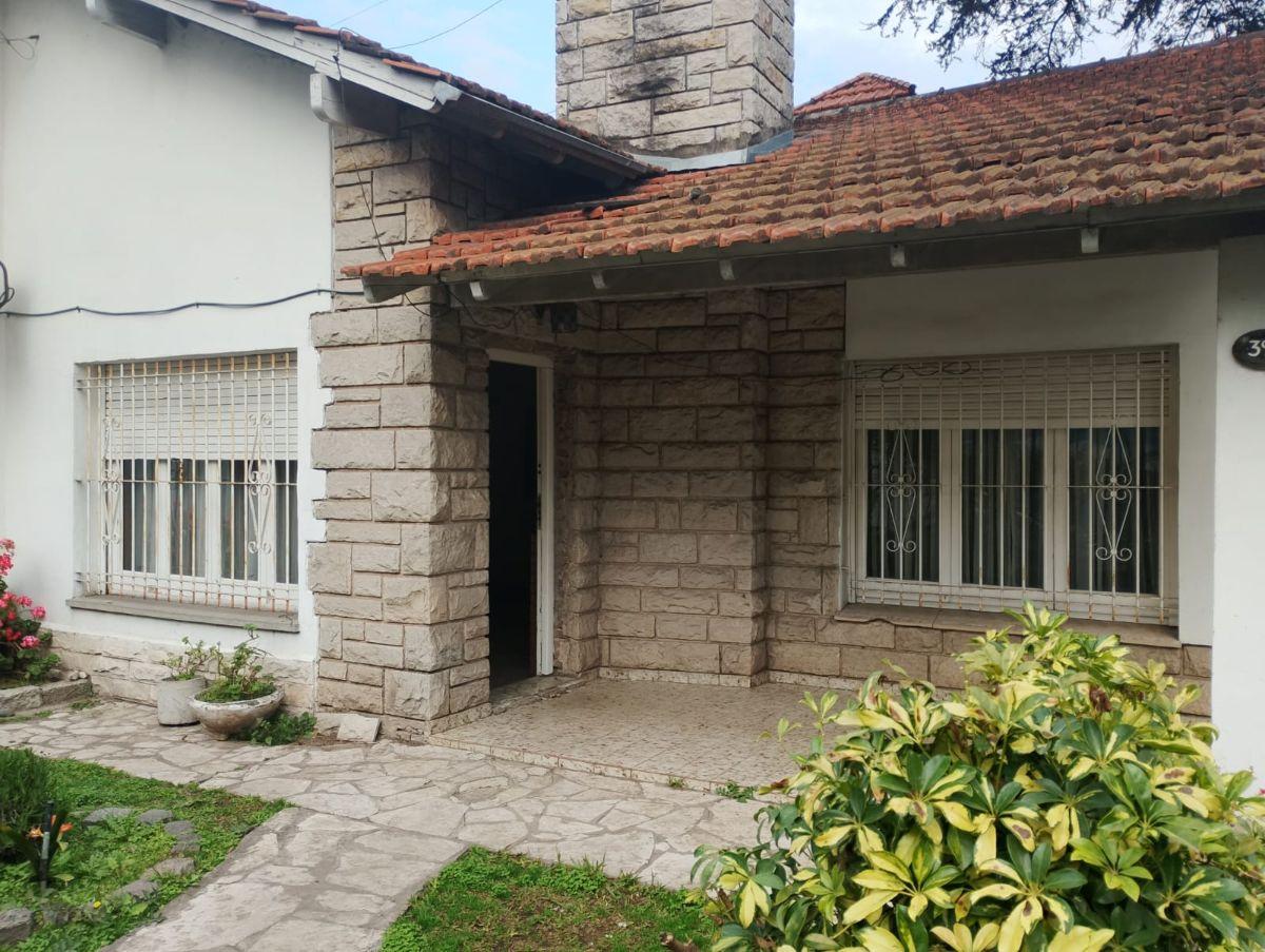 Foto de Chalet clásico + local comercial + departamento | Lote en esquina de, imagen 1