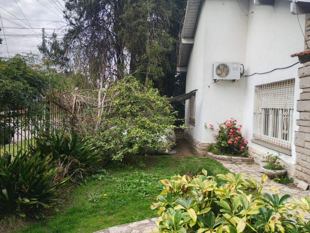 Foto de Chalet clásico + local comercial + departamento | Lote en esquina de, imagen 2