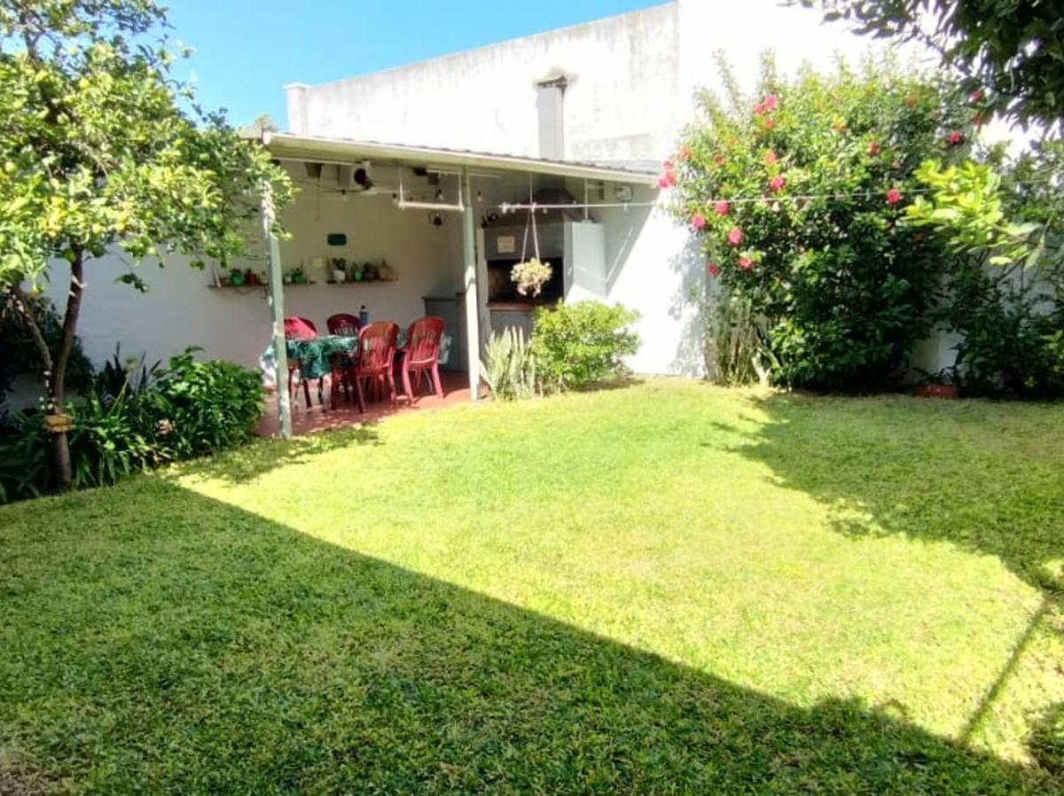 Casa 4 ambientes tipo chalet, 2 plantas c/ jardin y cochera