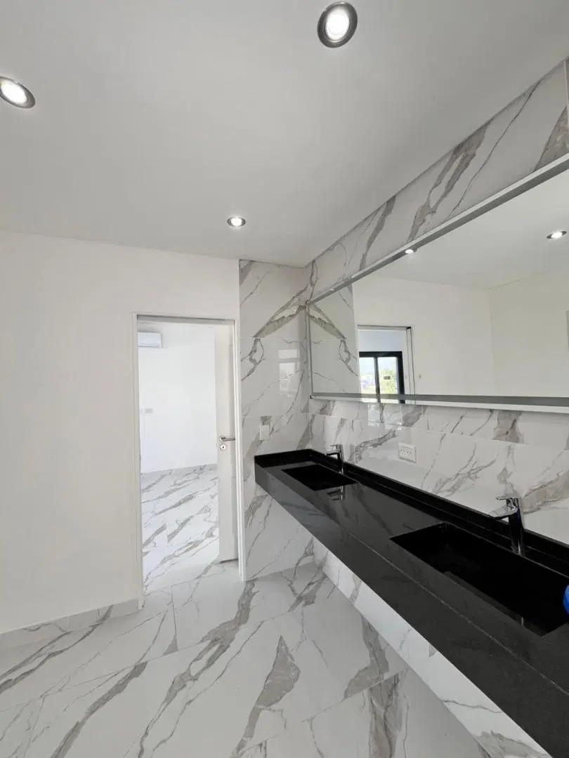 Excelente Casa moderna y super luminosa 5 Amb  4 años pileta 5