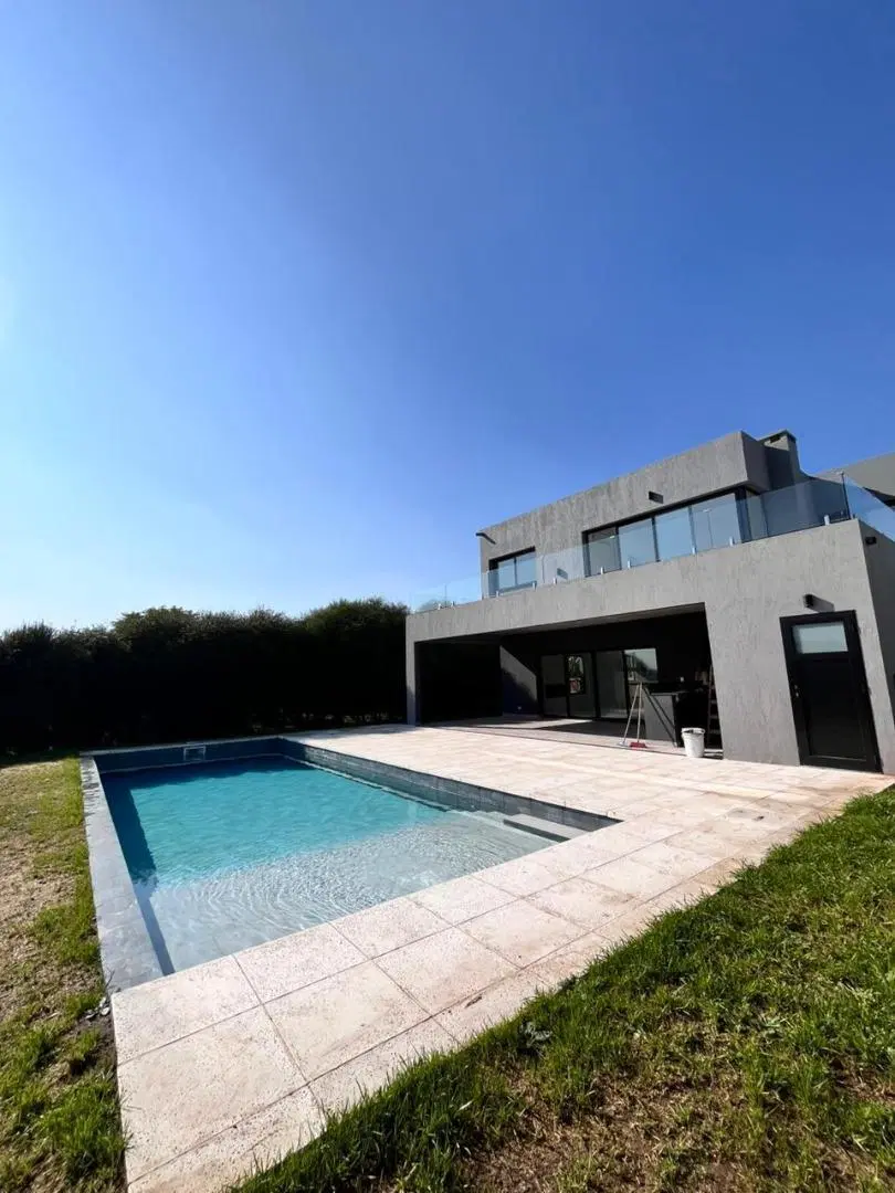 Excelente Casa moderna y super luminosa 5 Amb  4 años pileta 4