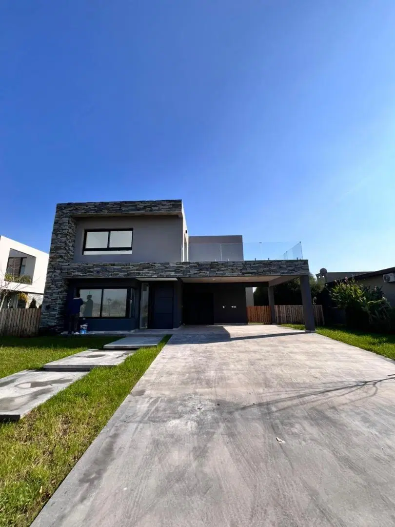 Excelente Casa moderna y super luminosa 5 Amb  4 años pileta 3