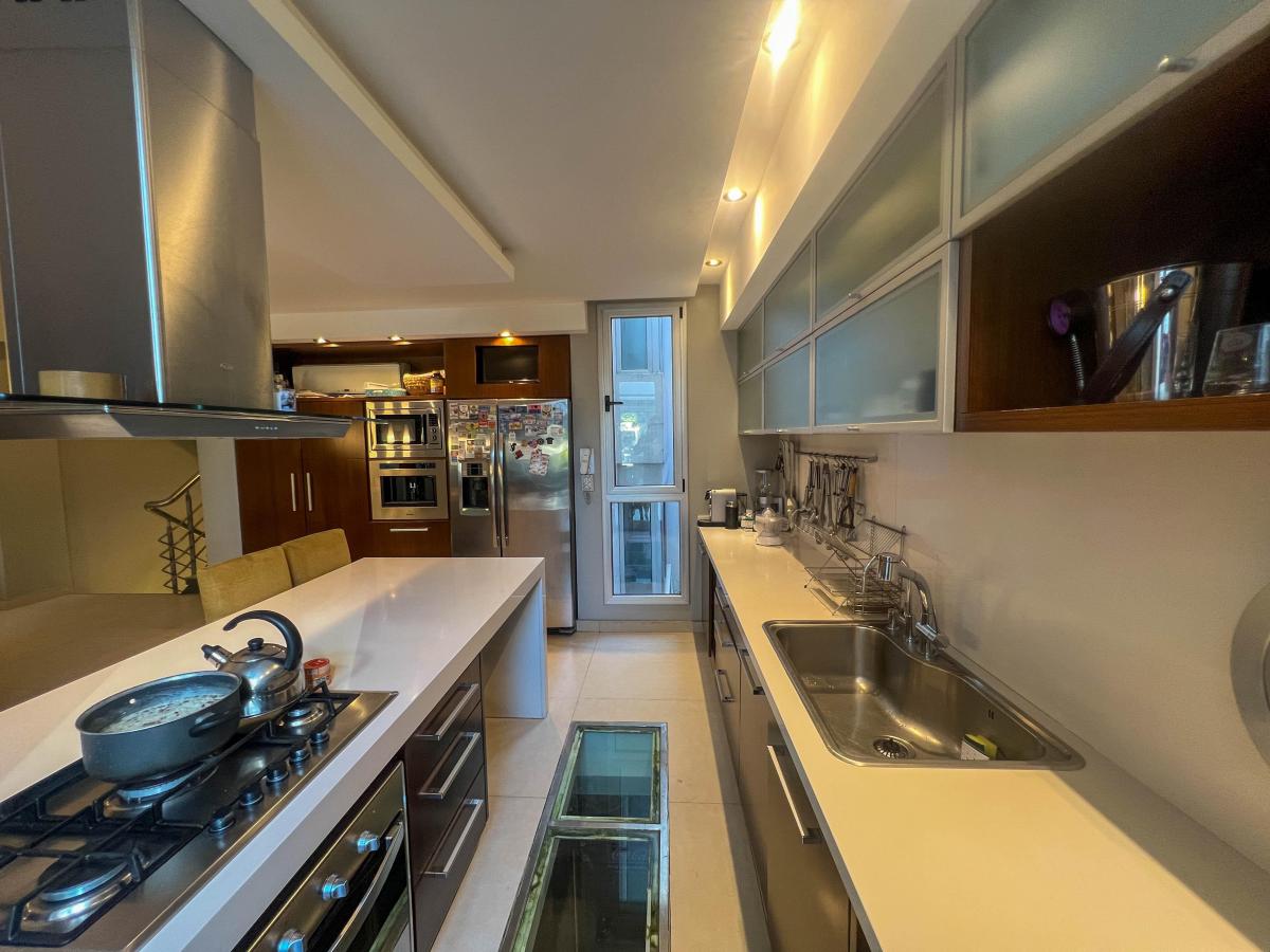 Casa en Venta 5 Dorm. en Banfield con Parque y Piscina 3