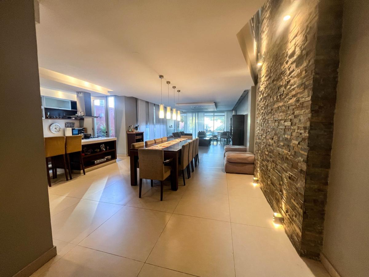 Casa en Venta 5 Dorm. en Banfield con Parque y Piscina 5