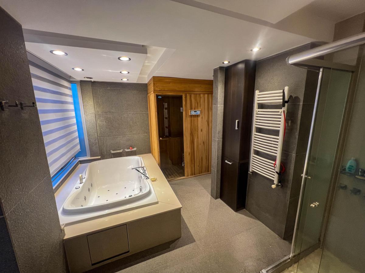 Casa en Venta 5 Dorm. en Banfield con Parque y Piscina 2