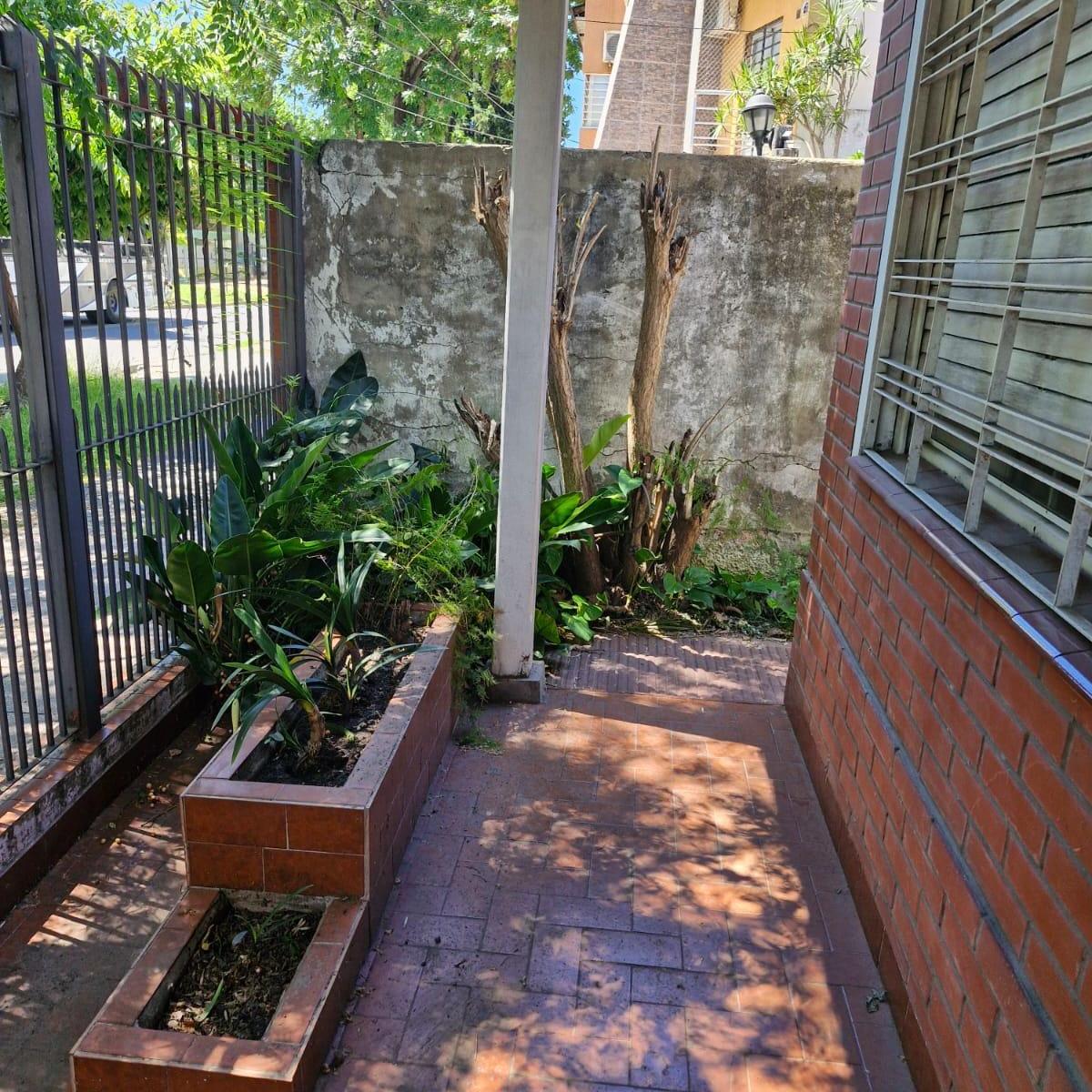 Casa al frente en excelente ubicacion