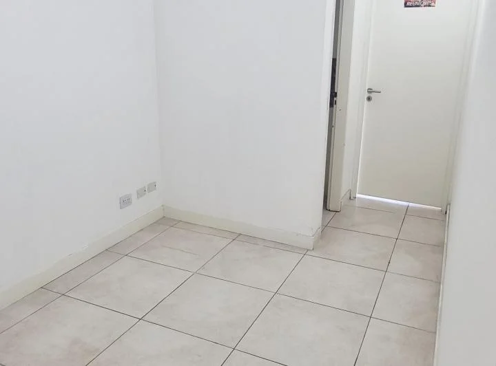Luminosa Oficina en Alquiler con 2 Despachos y baño privado 5