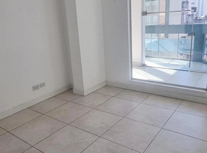 Luminosa Oficina en Alquiler con 2 Despachos y baño privado 1