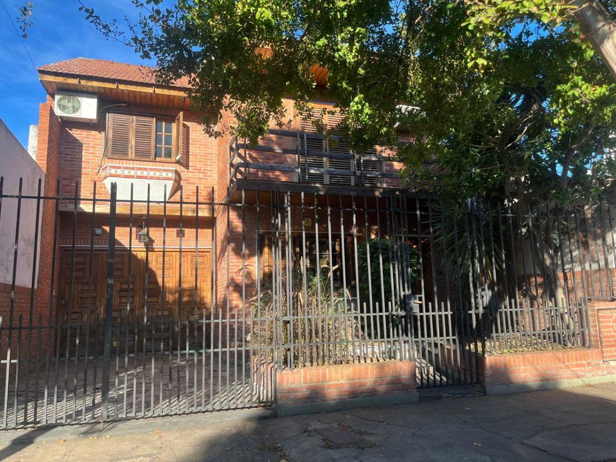 Foto de Chalet de 4 Ambientes con Cochera y Jardín Banfield Oeste, imagen 1