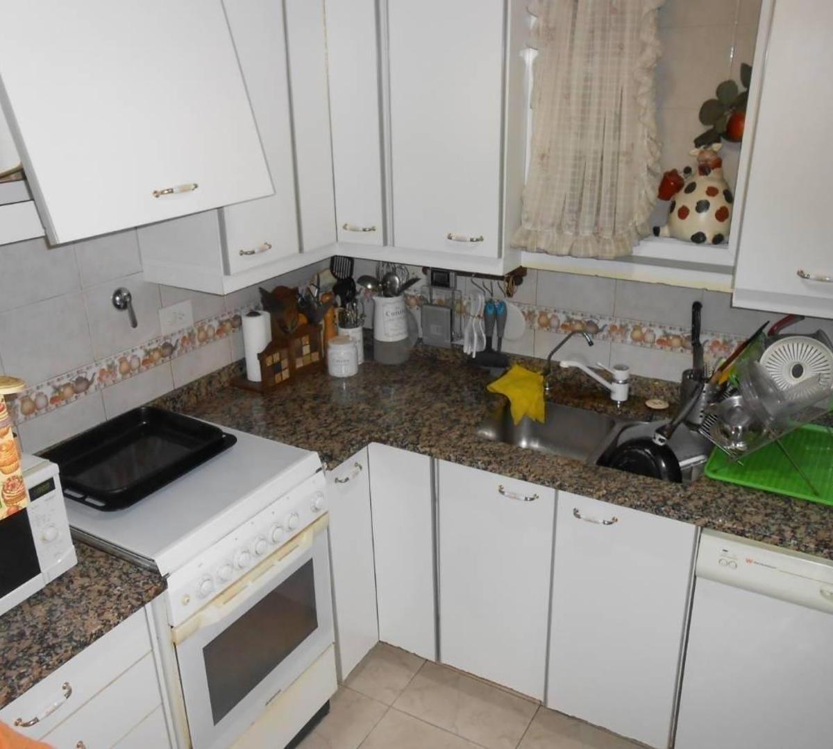 Foto de Haedo - Venta - Casa en Dos Plantas, imagen 2