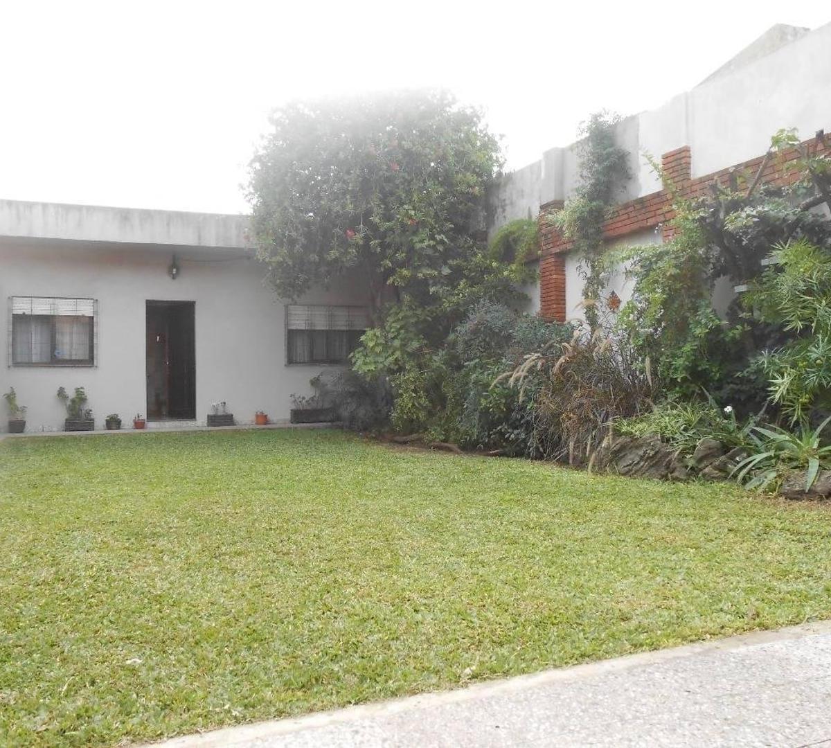 CASA 6 AMBIENTES EN VENTA RAMOS MEJIA - PERMUTA MENOR VALOR