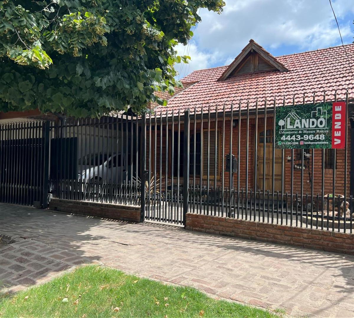 CASA CON DEPARTAMENTO - COCHERA JARDIN Y PARRILLA - PERMUTA
