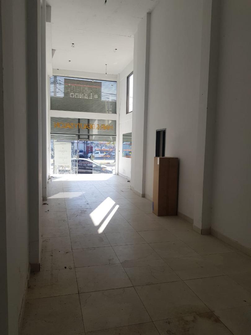Foto de LOCAL EN VENTA HAEDO AVENIDA GAONA METRO BUS - DOBLE ALTURA, imagen 2
