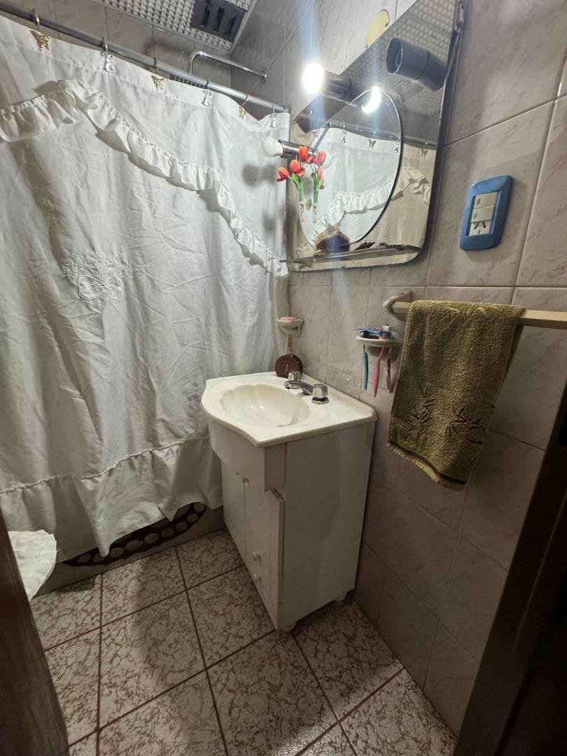 CASA 3 AMBIENTES CON COCHERA Y JARDÍN - EN VENTA - PERMUTA
