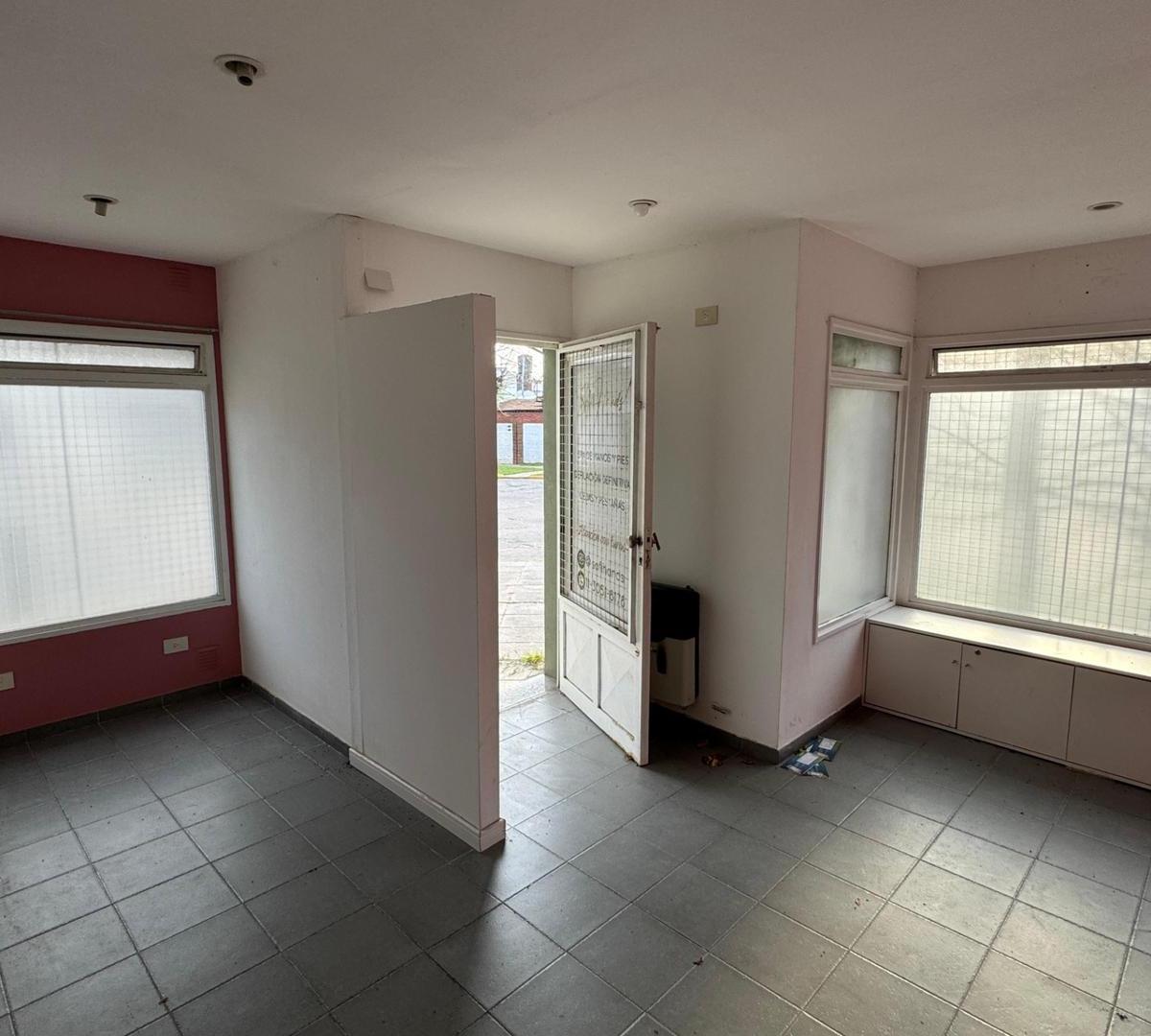VENTA EN BLOCK CASA Y LOCALES PERMUTA MENOR VALOR