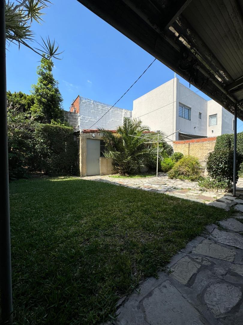 CHALET 4 AMBIENTES EN VENTA CON JARDIN