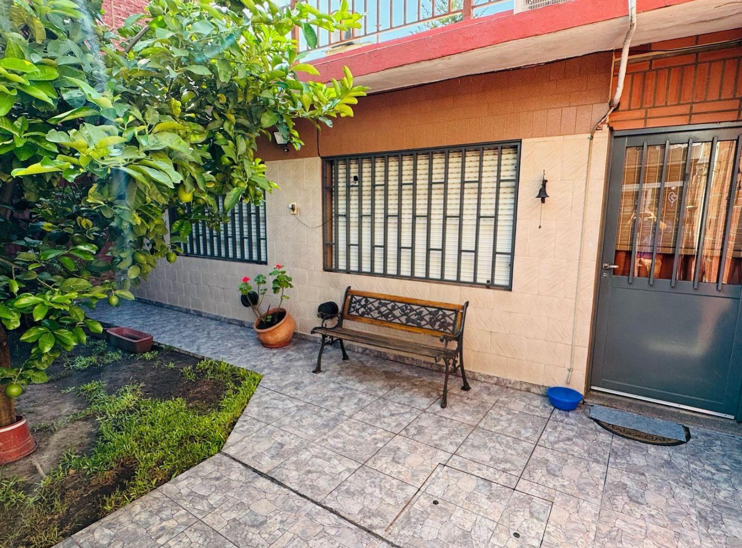 Casa de 2 dormitorios con local al frente en Rosario
