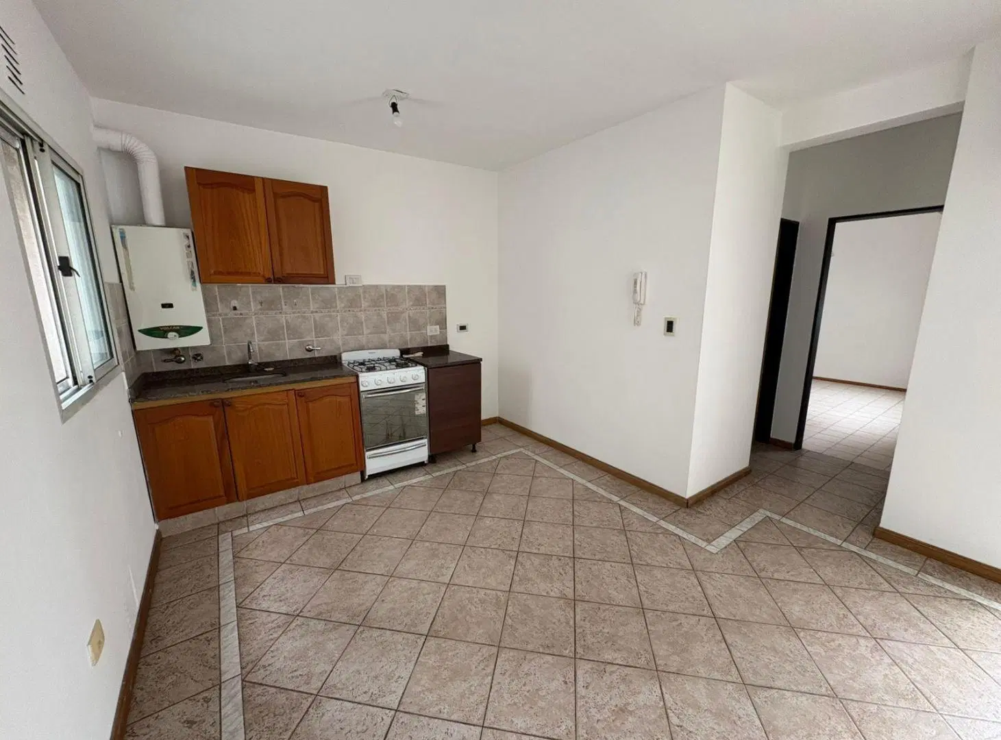 Departamento de escalera, en alquiler de 1 dormitorio en Pichincha 2