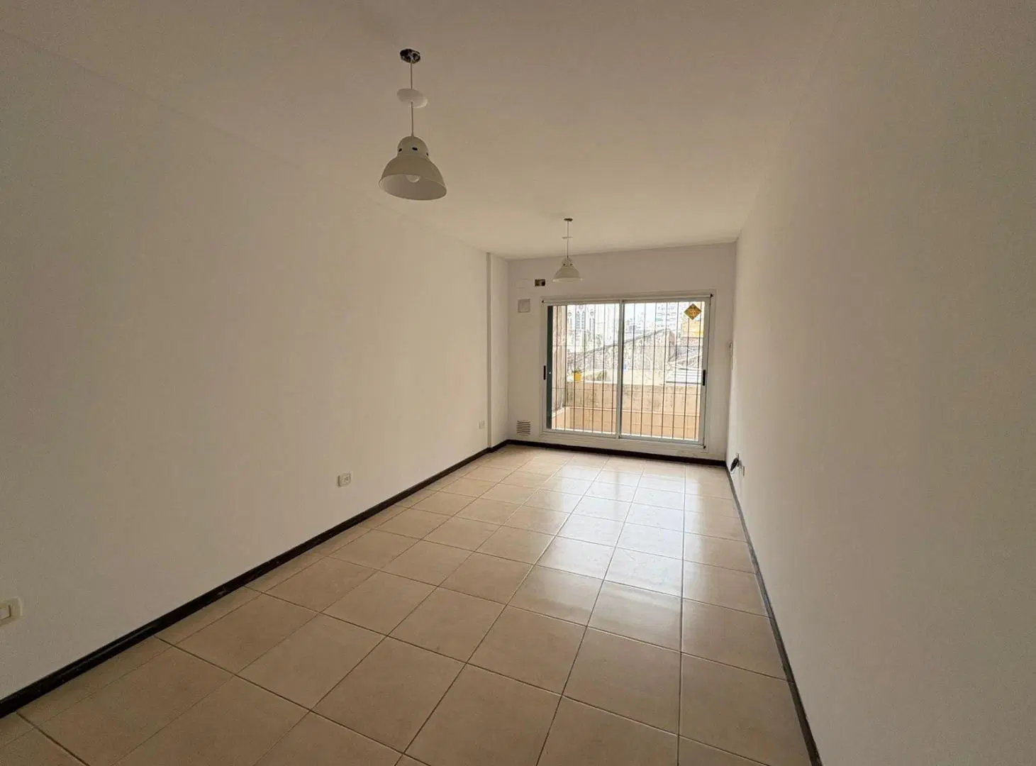 Departamento semipiso de 1 dormitorio, en alquiler con dos balcones. 2