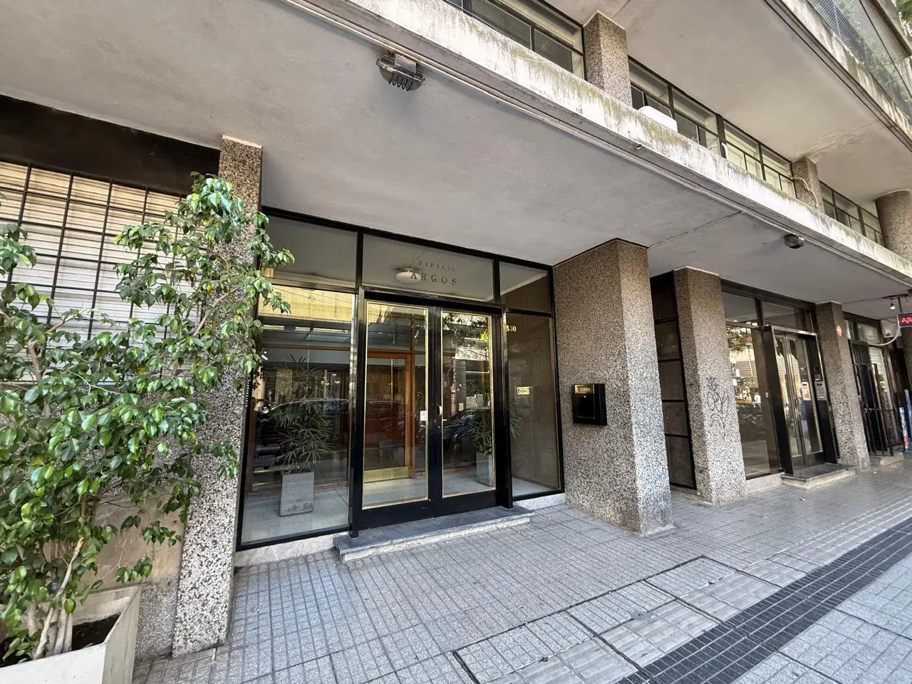 Depto de 2 dormitorios y comodín a metros de peatonal Córdoba - 97m2 totales 3