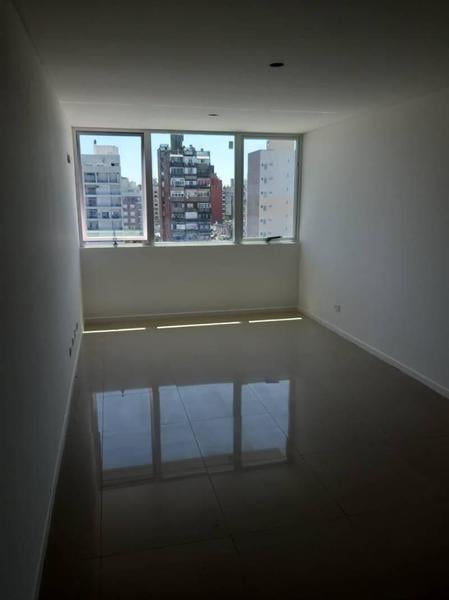 Foto de Montevideo 2070 - oficina frente a tribunales , baño y office privado, imagen 1