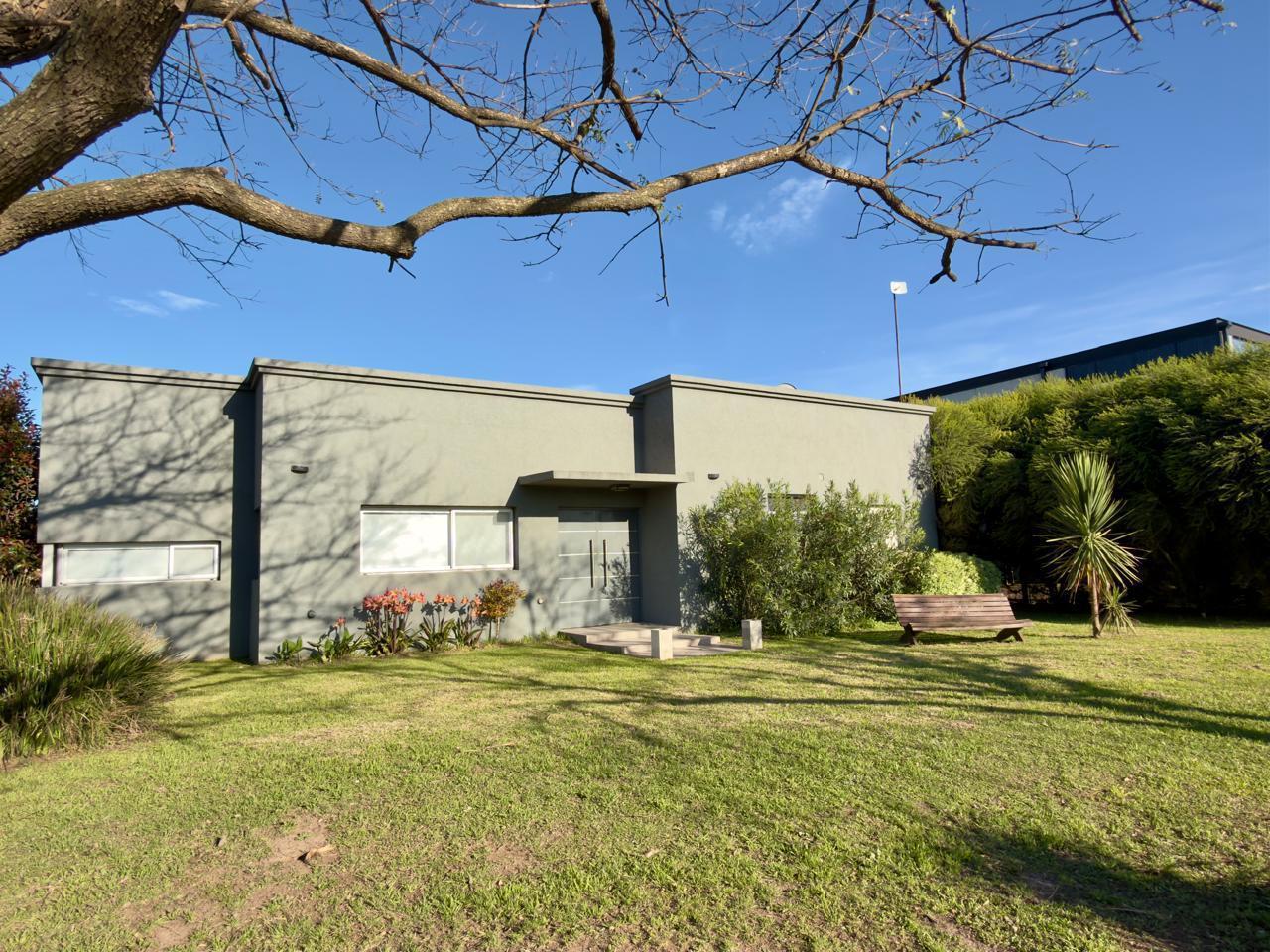 Foto de Venta Casa en Puerto Roldan - 3 dormitorios con vista al lago, imagen 2