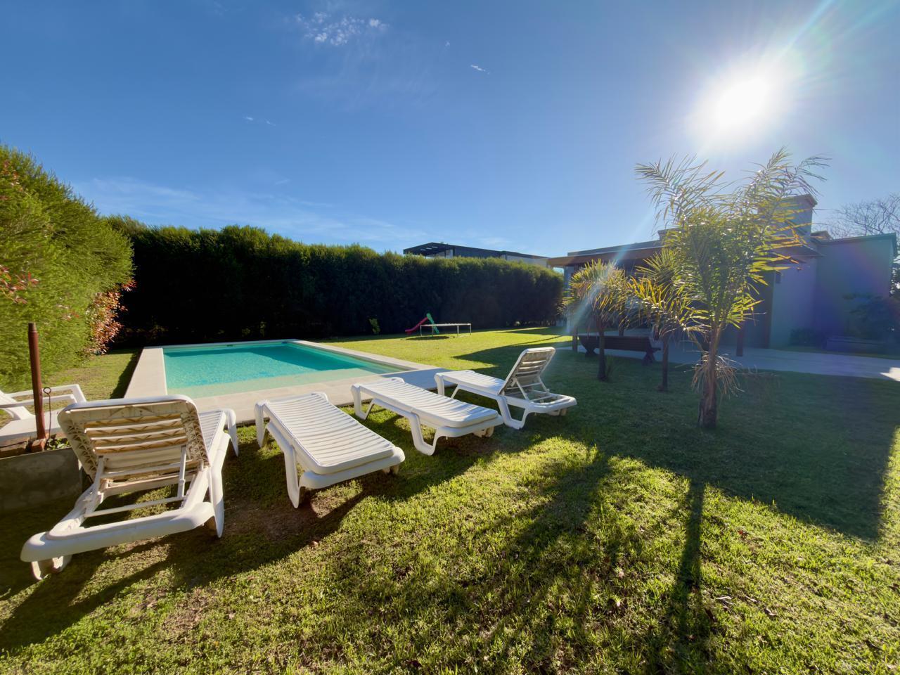 Foto de Venta Casa en Puerto Roldan - 3 dormitorios con vista al lago, imagen 1