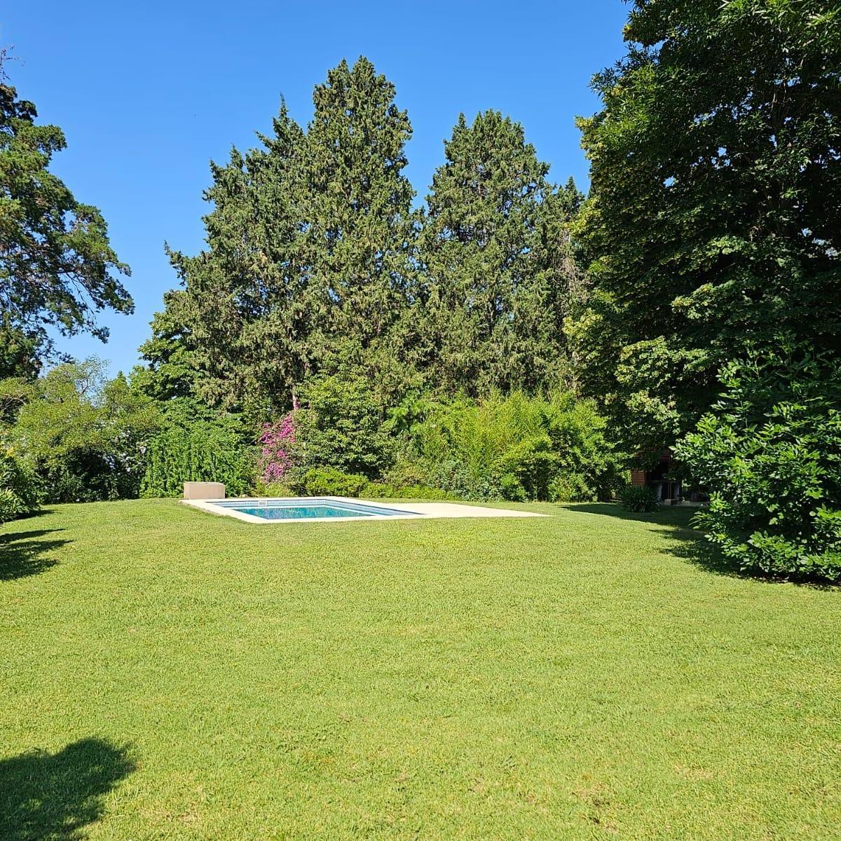 Quinta 4 ambientes con 2 baños s/ terreno de 1500m², galeria con parrilla y pileta de 8 x 4 metros!!