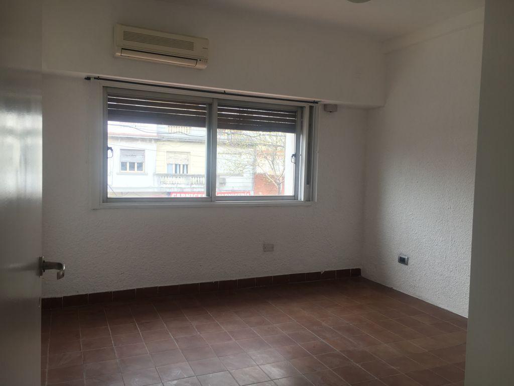 Depto 3 Amb, Frente, 1° X Escalera, Cocina Separada, Baño y Toilette. 2