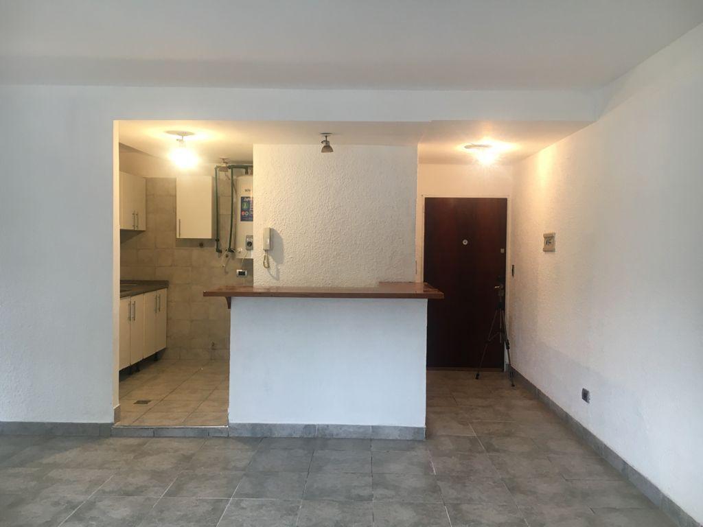 Depto 3 Amb, Frente, 1° X Escalera, Cocina Separada, Baño y Toilette. 4