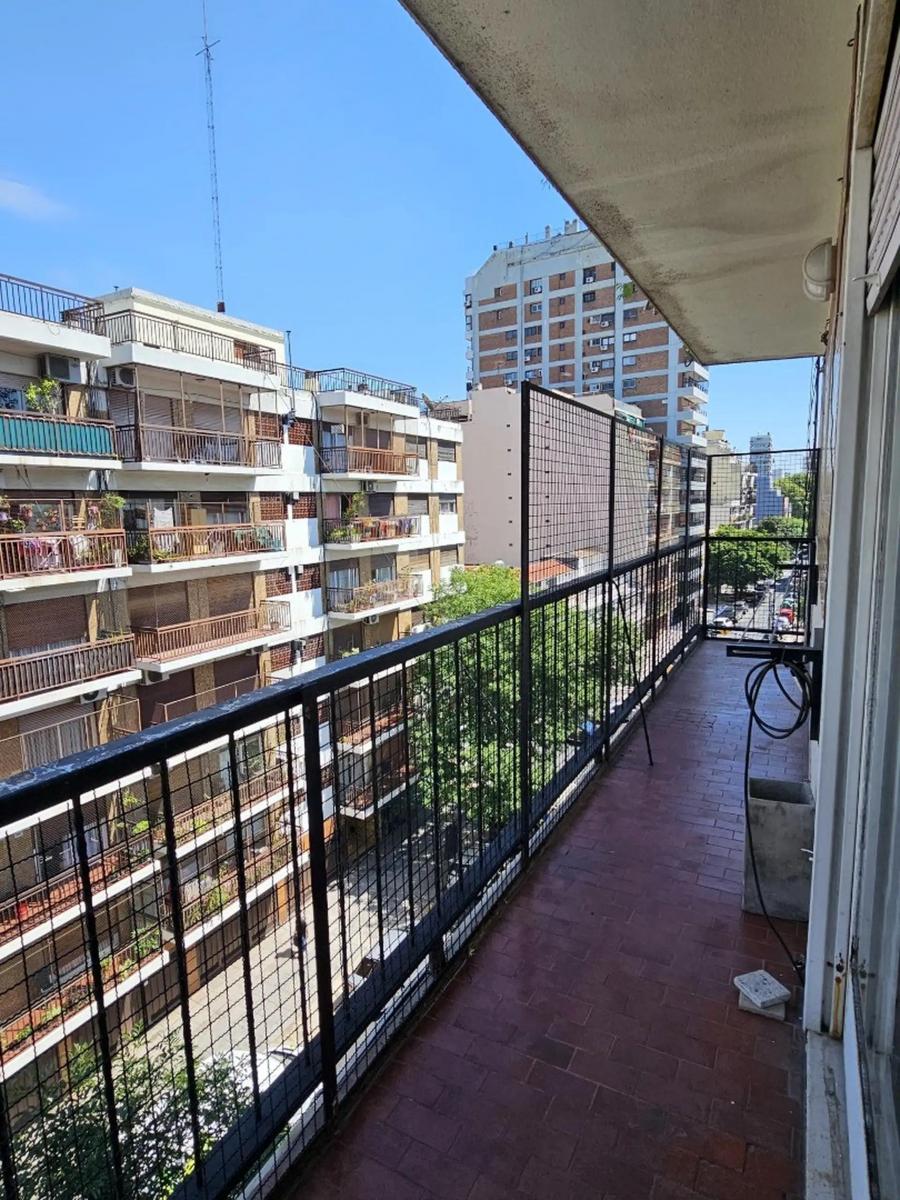 Depto de 3 Ambientes + Dependencias Refaccionado Al Frente con Balcón y 2 Baños! 2
